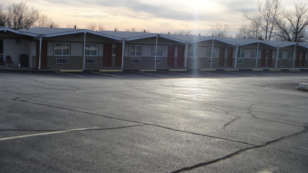 Relax Inn St. Robert Exterior photo