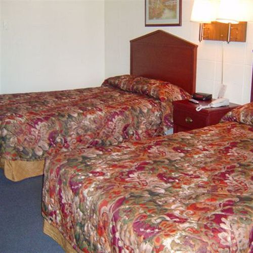 Relax Inn St. Robert Room photo