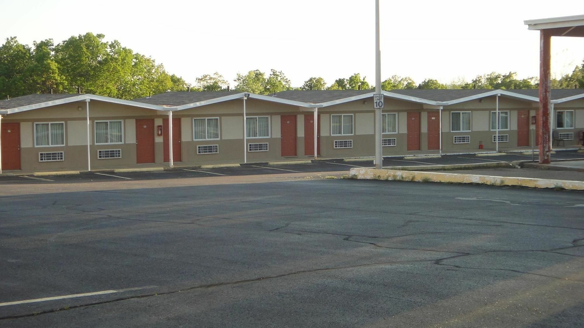 Relax Inn St. Robert Exterior photo