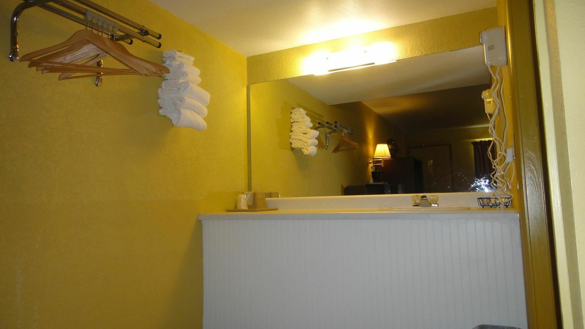 Relax Inn St. Robert Exterior photo