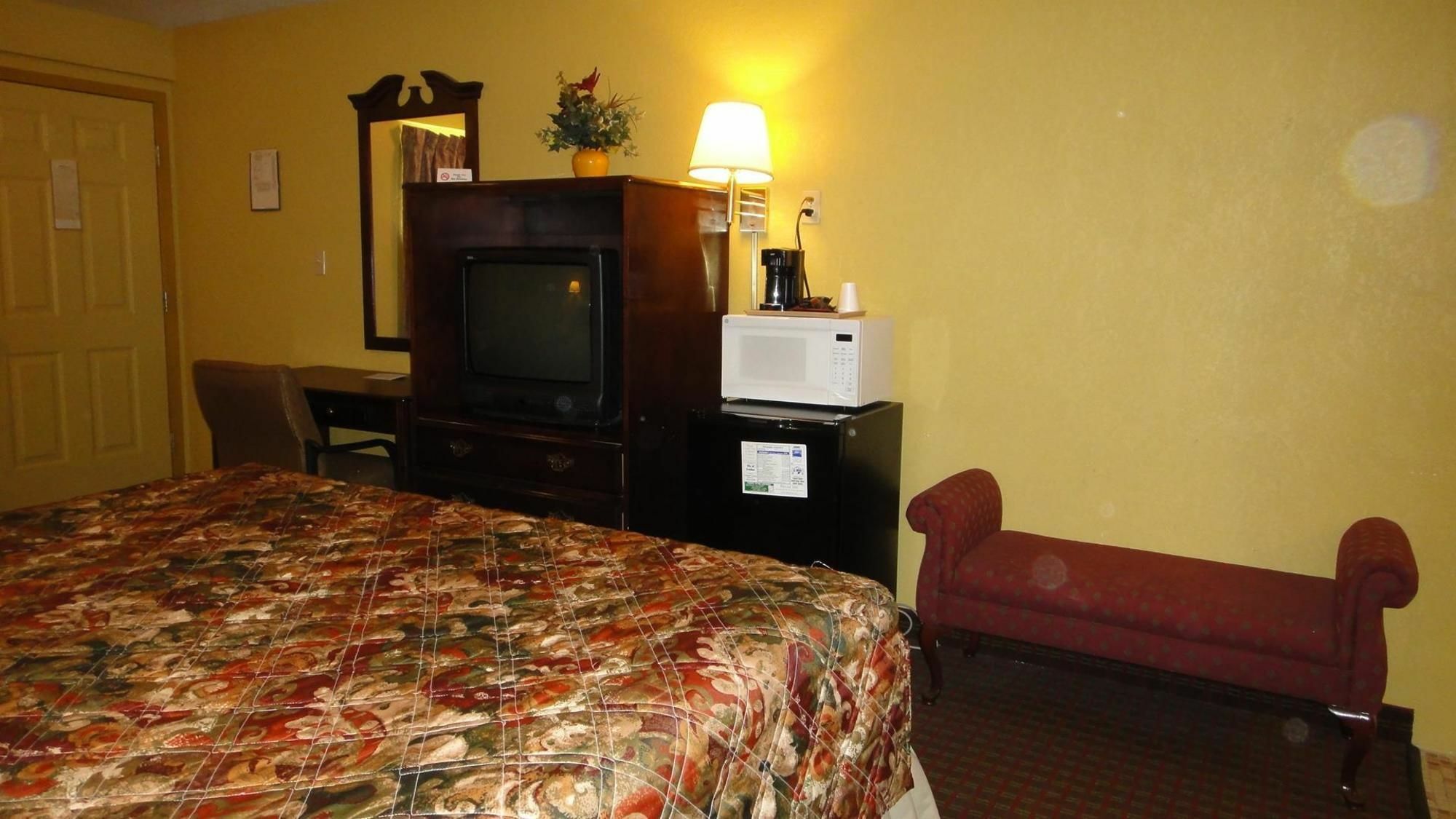 Relax Inn St. Robert Exterior photo