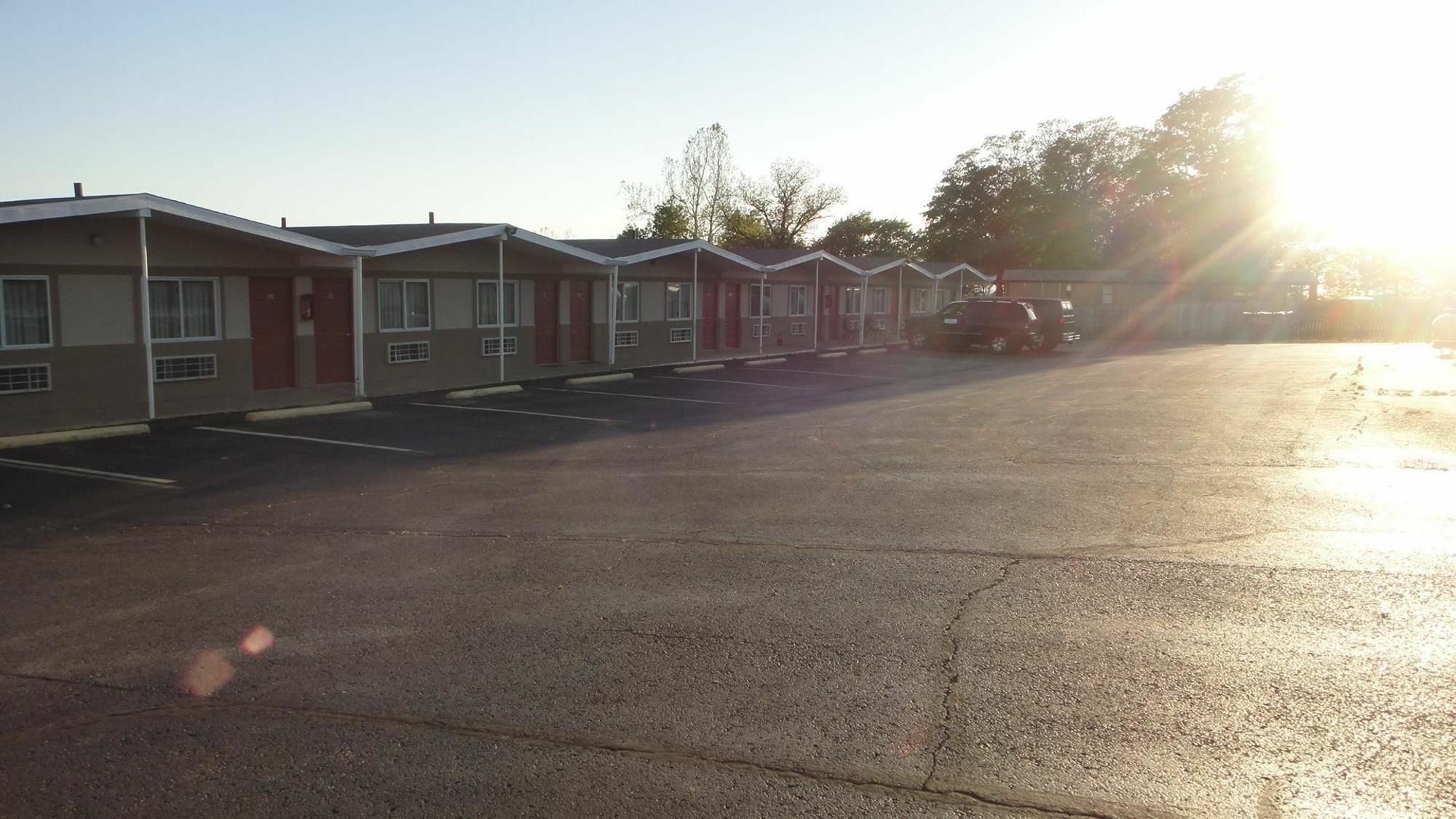 Relax Inn St. Robert Exterior photo