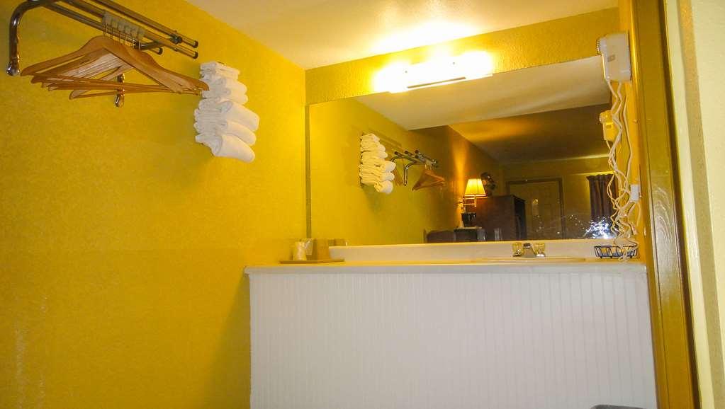 Relax Inn St. Robert Room photo